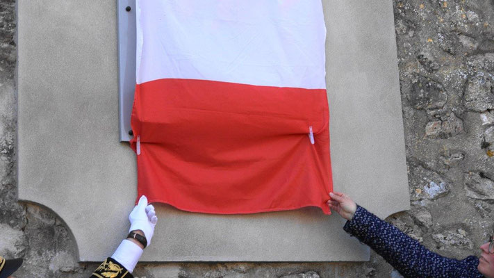 Ronan Léaustic, sous-préfet de Château-Thierry et Hélène Luisin, directrice de l'ONAC-VG Aisne ont dévoilé la plaque...