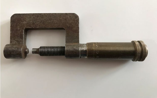 Un palmer de précision servant à mesurer l'épaisseur d'un métal.