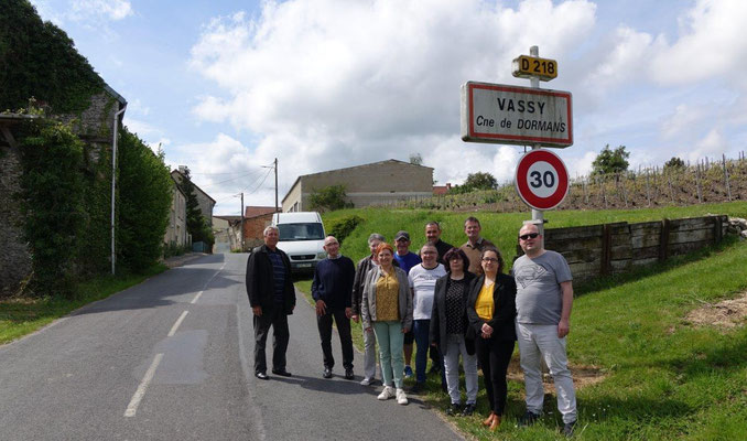 Les élus de la Commission fêtes et cérémonies du Conseil municipal de Dormans, et une partie des bénévoles, sont sur la ligne de départ de la course.