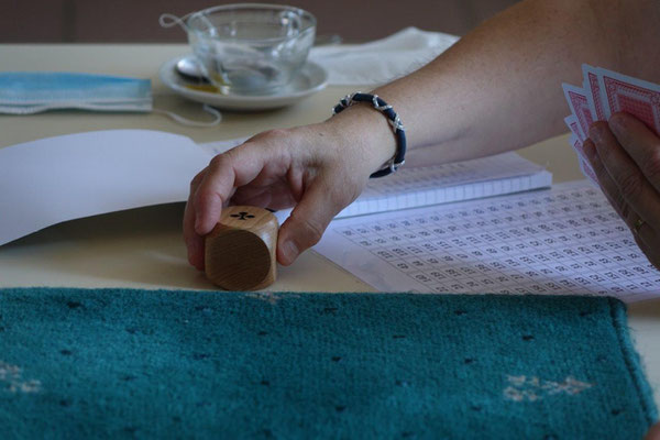 Stylo, bloc-notes, feuille de calcul des points, et même dé d'atout de belote : "Tout est neuf sauf les adhérents" lors de cette rentrée.