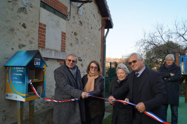 De gauche à droite : Jean-Jacques Couchou-Meillot, Françoise Sol et Martine Jobert, les deux chevilles ouvrières de l'action initiée par le Lions Club et Didier Dépit.