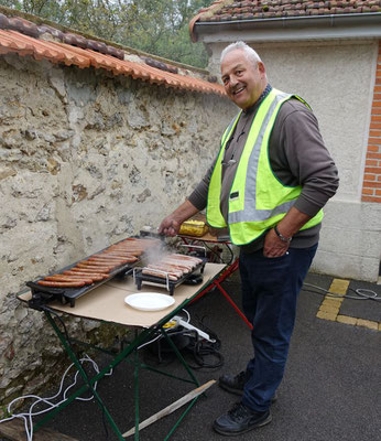 Juste avant midi, le président du Comité des fêtes Francis Rahir est aux fourneaux.