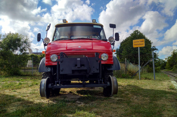 Doublement efficace l'engin Mercedes Unimog, rail-route, propriété de l'association TFBCO depuis 2021.