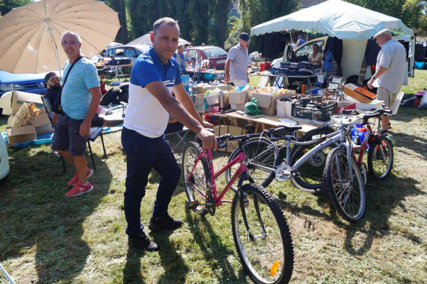 Un chineur venu à pied peut repartir sur un vélo.