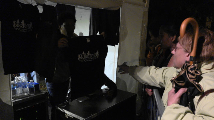 Devant le stand des rennais, il y avait la queue pour repartir de Viels-Maisons avec un CD ou un T. Shirt. Un signe, non ?!