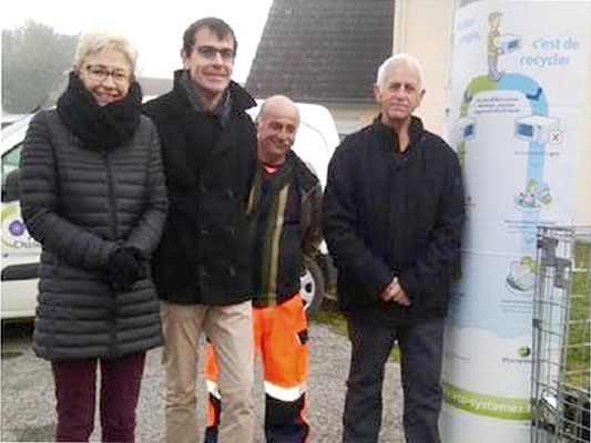 De gauche à droite : Les collaborateurs du bailleur Clésence, l'un des gardiens de la déchèterie de Neuilly-Saint-Front et Claude Jacquin, vice-président en charge de la politique des déchets, de la prévention et de la tarification incitative à l'agglo.