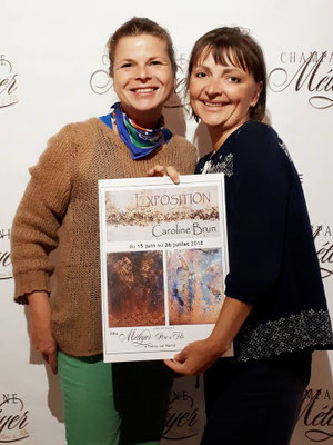De gauche à droite : l'artiste Caroline Brun et l'hôte des lieux, Anna Météyer.