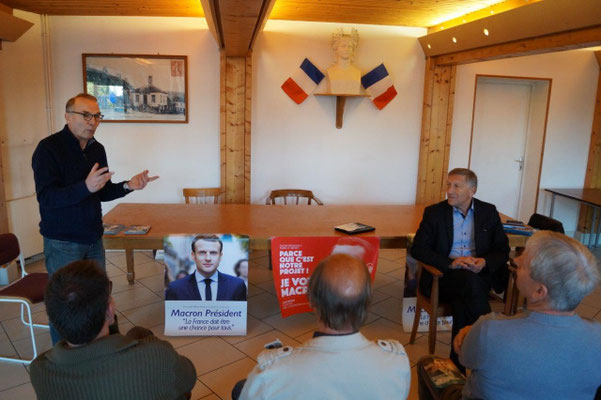 Debout : Pierre Pinault, spécialiste des questions agricoles au sein du Mouvement En Marche !