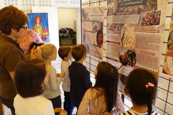 Les enfants approchent l'histoire, la culture, la géographie, l'économie d'un pays qui fascine les Occidentaux.