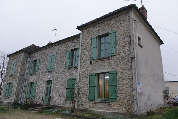 La Maison de l'agglo est située au rez-de-chaussée, à droite, du bâtiment communal, là où il y a de la lumière...