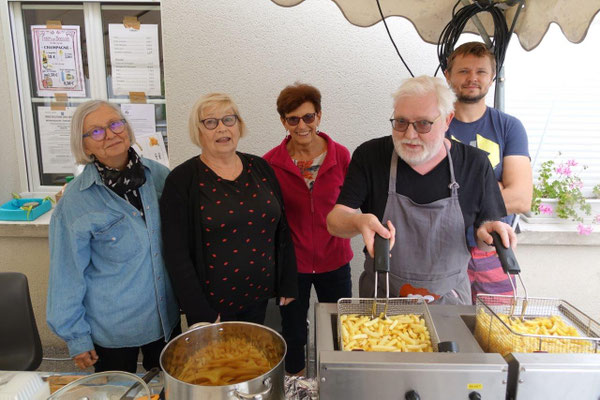 Une partie de l'équipe municipale de Monthurel mobilisée pour le vide grenier.