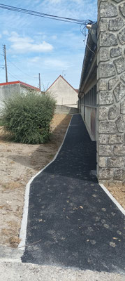 Chemin piétonnier Groupe scolaire des Chesneaux.