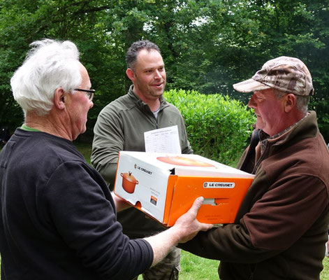 De gauche à droite : Jacques et Jordane Beauchard Père et fils remettent une cocotte ronde en fonte émaillée Le Creuset au gagnant du concours Loïc Demoulin.