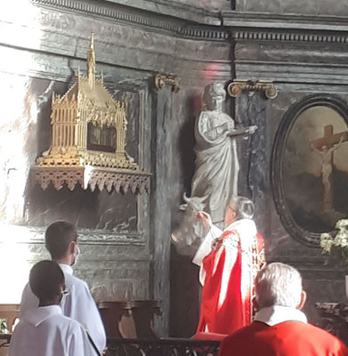 Encensement de la châsse restaurée.