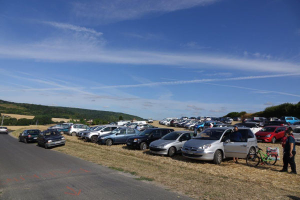 Un champ mis à disposition par le maire Vincent Vérot, fait office de parking à une entrée du bourg.