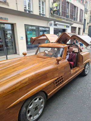 Le maire de Château-Thierry, Sébastien Eugène, fait une partie du défilé à bord de la voiture en bois.
