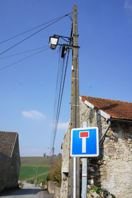 Dans le bourg, l'effacement des réseaux n'est pas totalement réalisé.