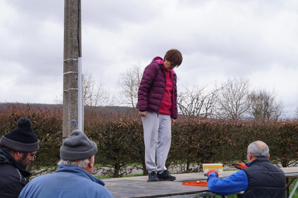 Françoise Ressouches, présidente de l'ACPV, est attentive au bon montage du plancher de la scène.