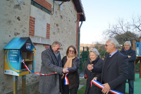 Le ruban tricolore coupé, Jean-Jacques Couchou-Meillot en distribue des morceaux en souvenir.