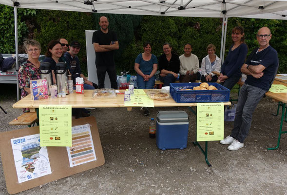 Debout, au centre : Sylvain Logerot et les bénévoles des associations Mont-Saint-Père en Fête et l'Étoile Sportive et Culturelle de Mont-Saint-Père.