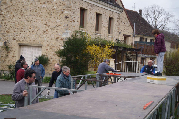 Après le montage de la scène, l'équipe technique de l'ACPV va entreprendre la construction des décors.