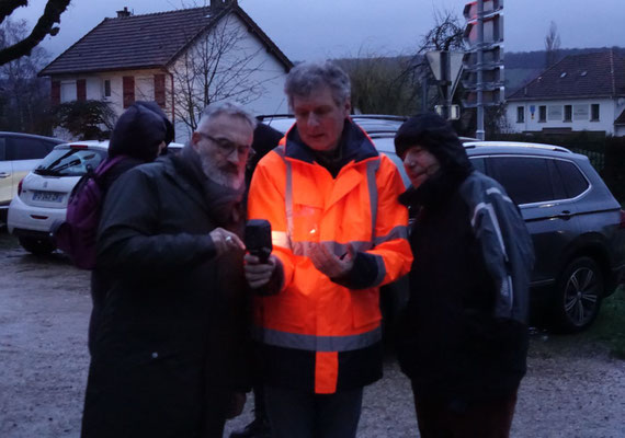 De gauche à droite : Dominique Moyse, Bernard Couvreur et Bruno Lahouati testent la Salle des Mariages de Condé-en-Brie.