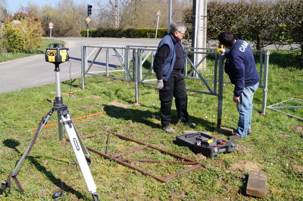 Le montage de la structure métallique de la scène s'effectue avec un télémètre laser.