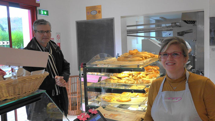 Le 17 novembre 2016, Ronan Léaustic, sous-préfet de Château-Thierry, visite la nouvelle boulangerie de Condé-en-Brie.