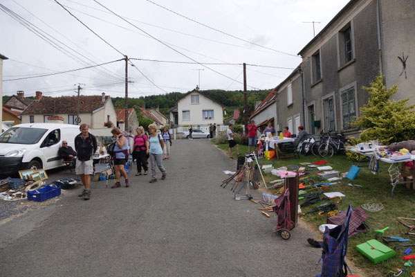 Qui dit vide grenier, dit déballage d'objets hétéroclites.