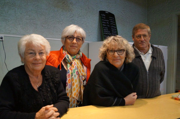 De gauche à droite : Pierrette Renault, bénévole, Valérie Robinard, présidente du comité des fêtes, Jacqueline Guiborat, secrétaire de l'association et Christian Grandpierre, bénévole, sont de permanence sur cette manifestation.
