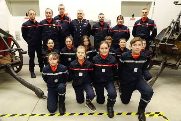 Au premier plan : 10 des 13 Jeunes Sapeurs-Pompiers de Saint-Eugène. Au second plan : Les formateurs JSP, le chef de centre et les nouveaux promus.