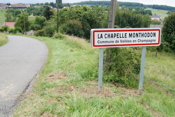 La pose du panneau d'entrée d'agglomération, à cet endroit, est nettement plus judicieuse.