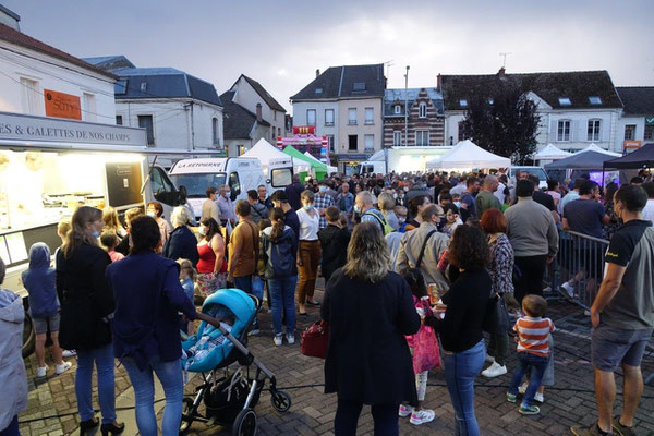 Une foule de tout âge est venue découvrir le marché nocturne.