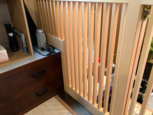 既存の茶箪笥を避けるように設計されたオリジナル引戸