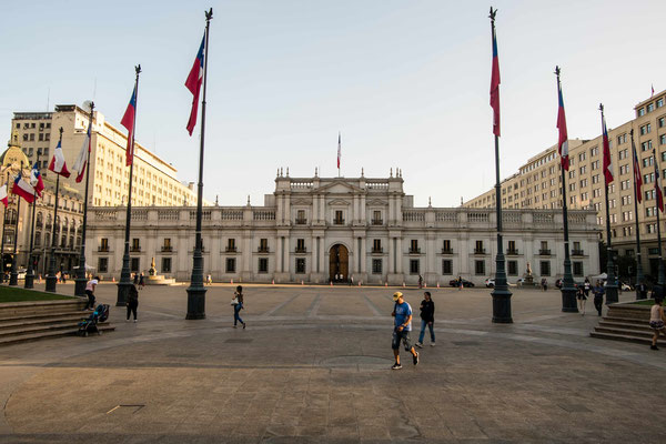El Palacio de La Moneda - the building of the government and the least bloody revolution in 1973 (c.f. Alende vs. Pinochet).
