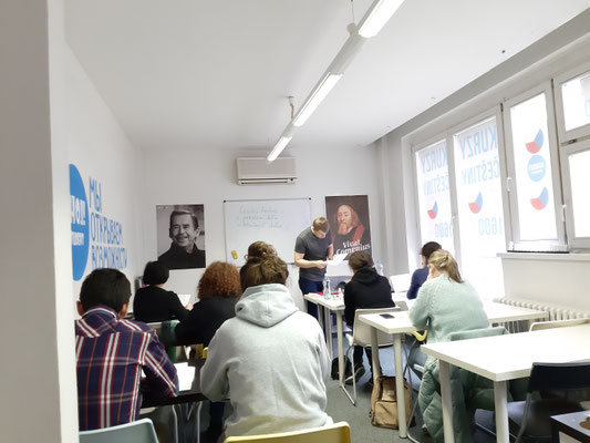 Jazyková škola a Centrum stáží "Ahoj!Student"