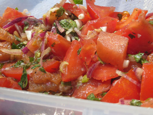 Eine originelle und leckere Kombination: Tomatensalat mit Wassermelone und Minze