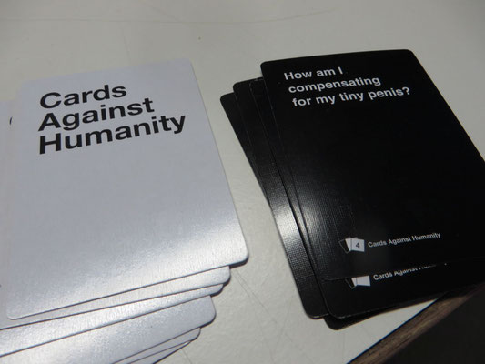 "Cards Against Humanity" stellt Fragen wie diese - den Punkt erhält derjenige mit der absurdesten oder lustigsten Antwortkarte (aus Sicht des Fragestellenden).