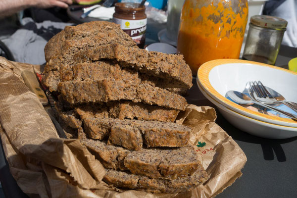 Und hier unsere Köstlichkeiten: 5-Minuten-Brot mit Dinkel-Vollkornmehl