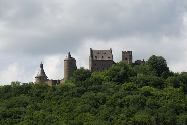 Man kann die Burg Burscheid schon von weitem sehen und mit der Kamera ganz nah heranholen.