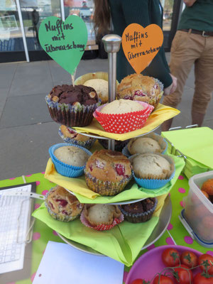 Muffin-Allerlei: Muffins mit Überraschung sowie Kokoskuchen in Muffinform