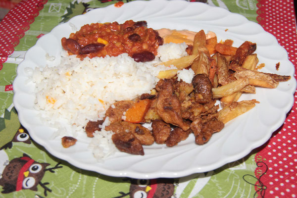 Reis, Chili sin Carne, Gyros und Pommes