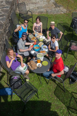 Unsere deutsch-luxemburgische Gruppe zelebriert ein zünftiges veganes Picknick direkt vor der Burg!