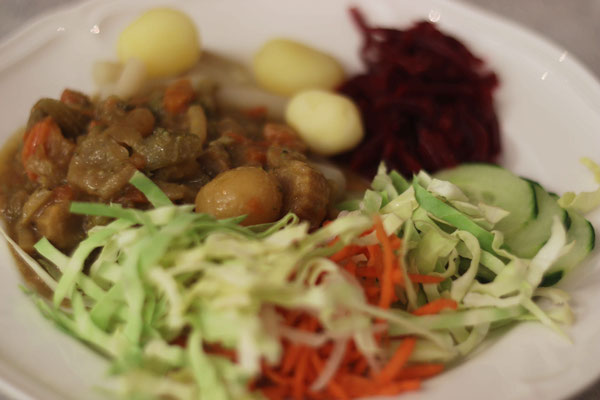 Zu essen gab es diesmal leckeres gekochtes Gemüse mit Kartoffeln und wie immer ein üppiges Salatbuffet.