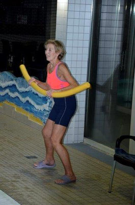 Rena gibt Anweisungen vom Beckenrand
