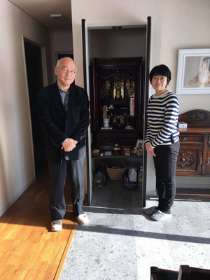 故小野寺克典さんの遺影写真の前で彩文さんと