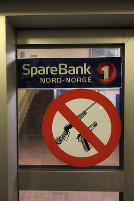 macht Sinn :) - die Einwohner haben eiegntlich alle eine Waffe, die außerhalb des Ortes zur eigenen Sicherheit mitgefürt werden sollte