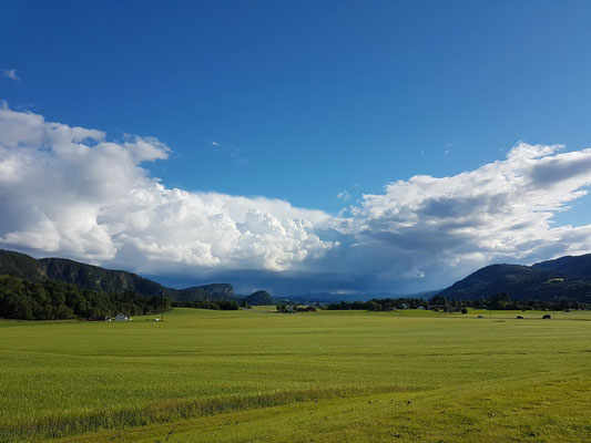 in der Ferne zieht ein Gewitter auf...