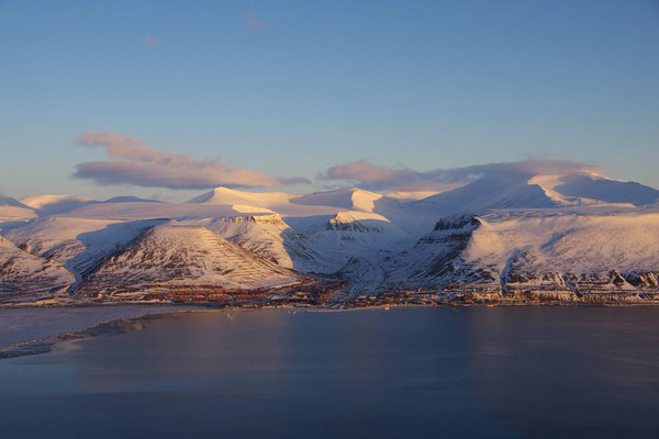 Longyearbyen in der Mitternachtssonne