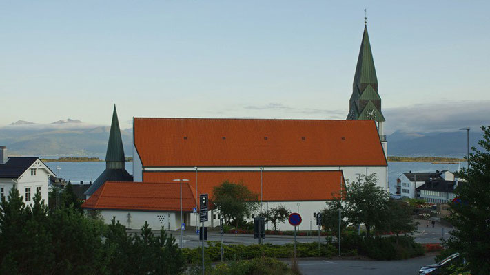 nochmal die Kirche und im Hintergrund die Romsdalalpenkette